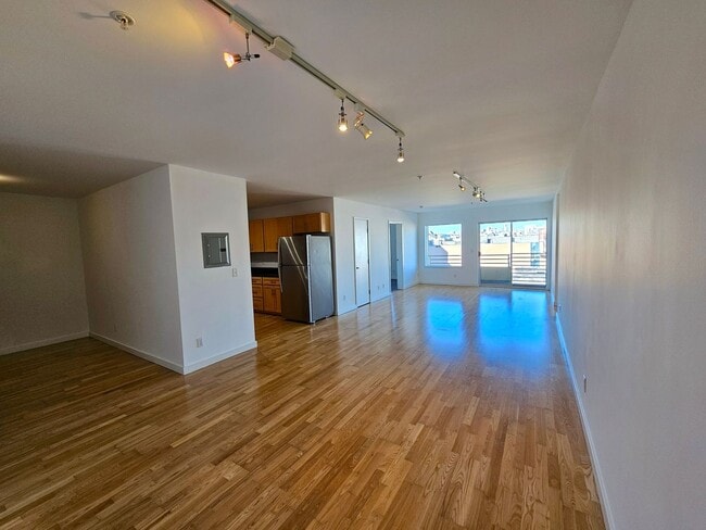 Building Photo - Mission: Bright 4 Bed, 2 Bath Condo w/ Pri...