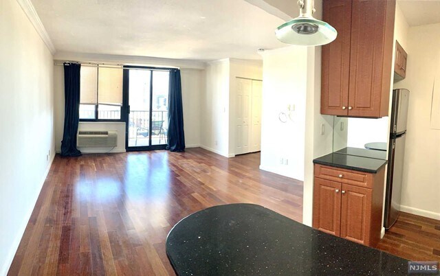 Foto del edificio - 1590 Anderson Ave