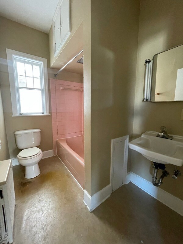 Building Photo - 460 Summit Ave