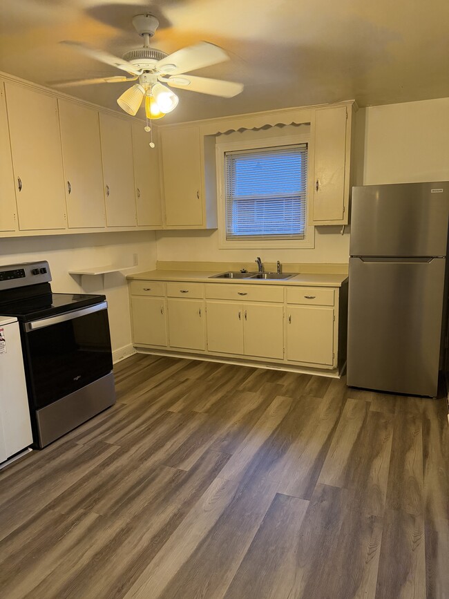 Building Photo - 705 Chandler Ave