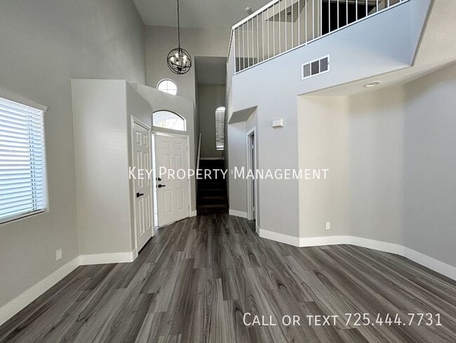 Building Photo - 5 BEDROOM 2.5 BATH HOME W/ SPARKLING POOL!