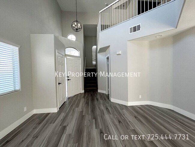 Foto del edificio - 5 BEDROOM 2.5 BATH HOME W/ SPARKLING POOL!