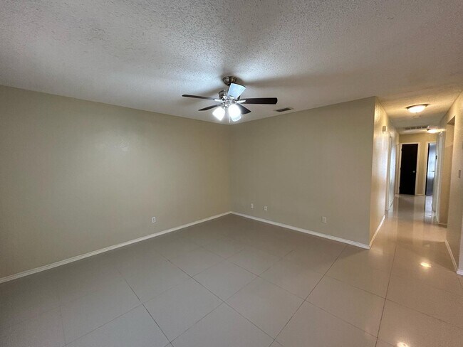 Building Photo - 3921 Zinnia Ave