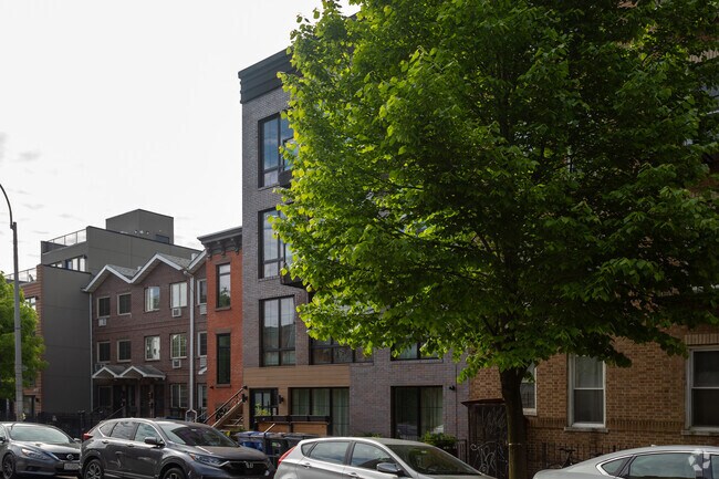 Building Photo - 674 Hancock St