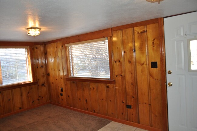 Building Photo - Adorable Cabin on Upper Bear Creek!!