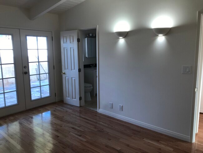 Dormitorio M - 1815 N Beverly Glen Blvd