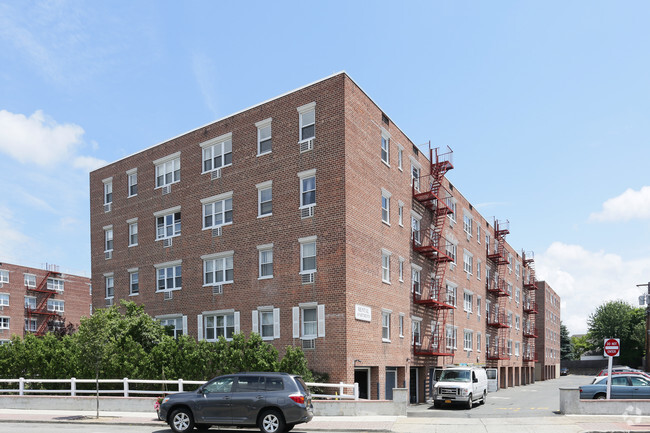 Primary Photo - Maple Crest Apartments at Williston Park