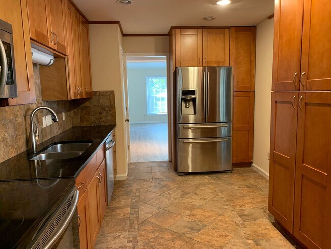 Foto del edificio - Available Now! Limited time price DROP! - End unit townhome
