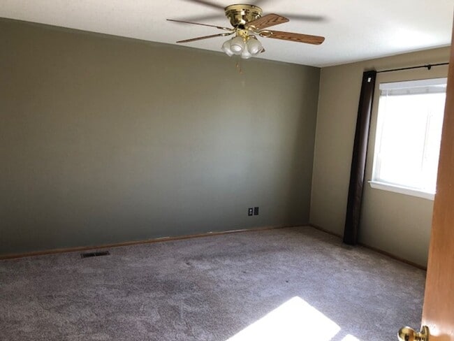 Building Photo - Spacious Tri-Level home in Castle Rocks Me...