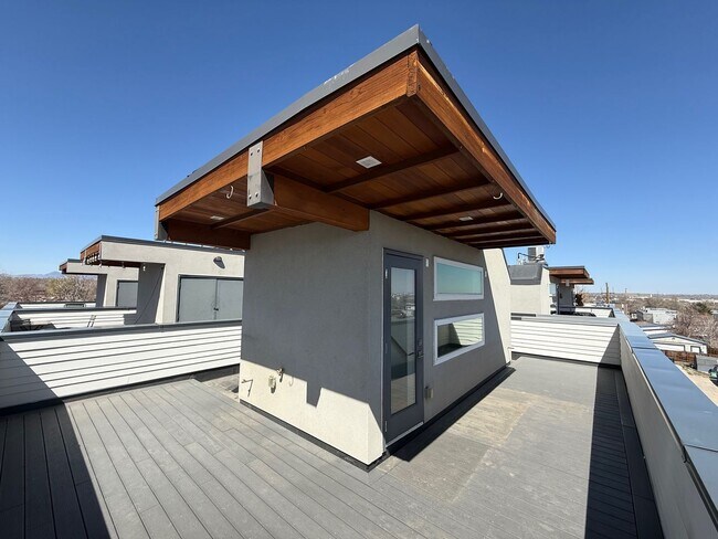 Foto del edificio - Modern End Unit Townhome with Rooftop Oasis | 2 Bedrooms, 2.5 Baths | Prime Location