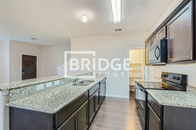 Foto del edificio - 1348 Lake Crest Lane