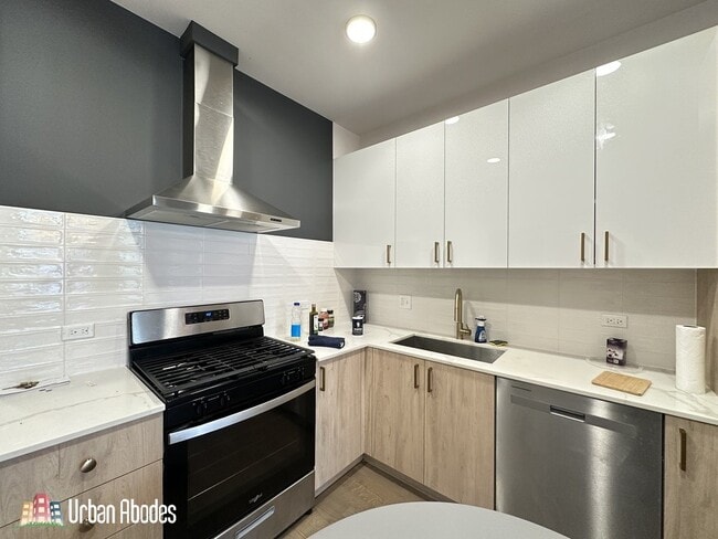 Building Photo - 841 N Mozart St
