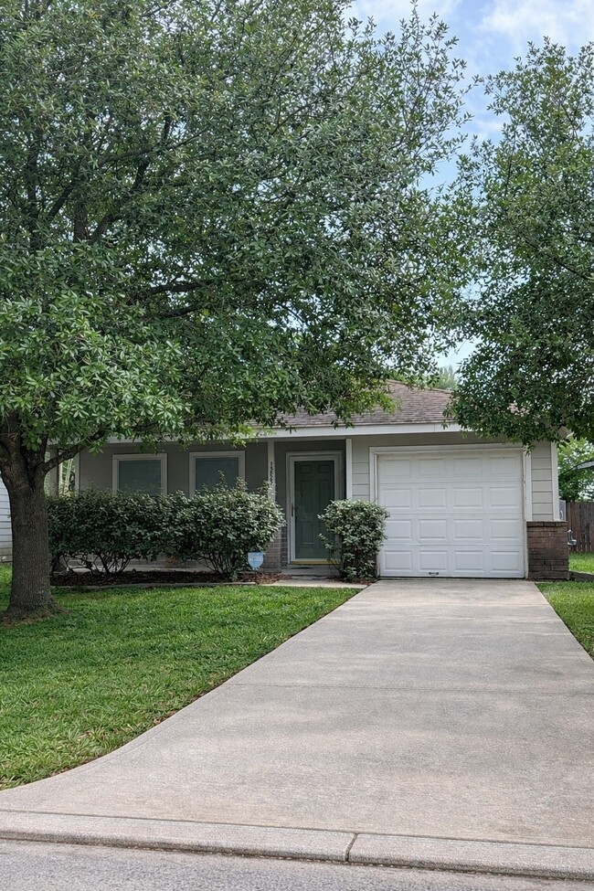 Building Photo - 15823 Regal Trace Ln