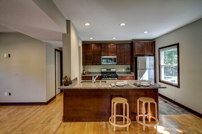 Foto del edificio - Fully Renovated 5 Bedroom House Close to U...