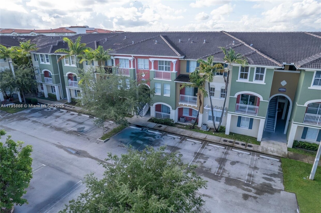 Foto principal - 11002 NW 83rd St