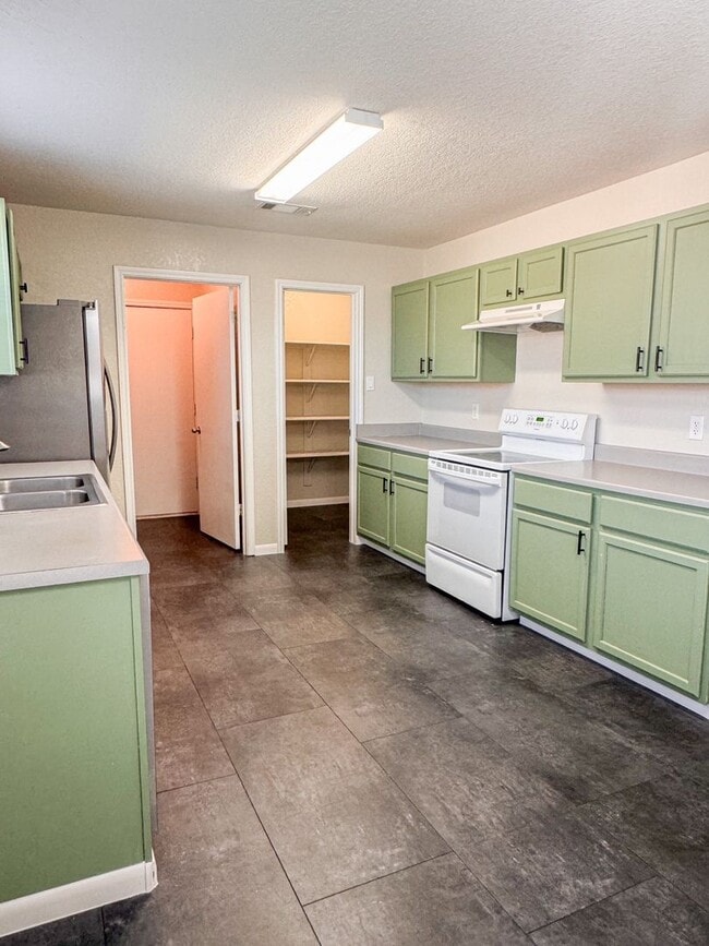 Building Photo - Updated & Large Rental Home in Greater Killeen