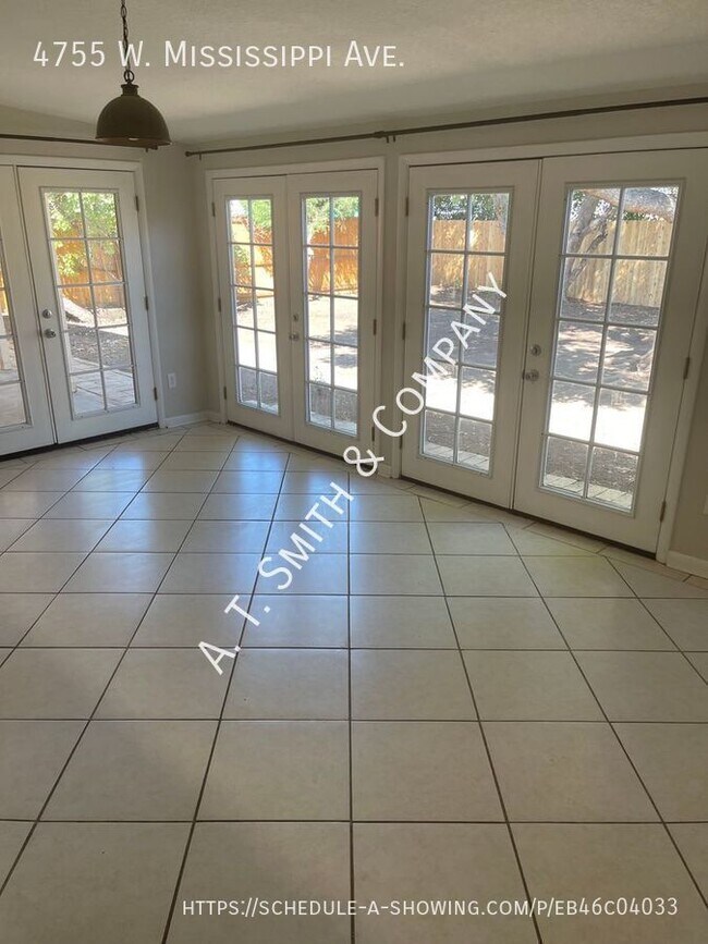Building Photo - Large 4 Bedroom Ranch