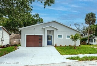 Building Photo - 702 Shady Ln