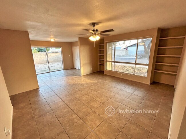 Foto del edificio - 7631 W Cheery Lynn Rd