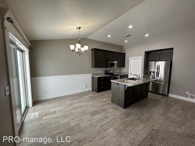 Foto del edificio - 5 br, 3 bath House - 3930 Yates Ave.