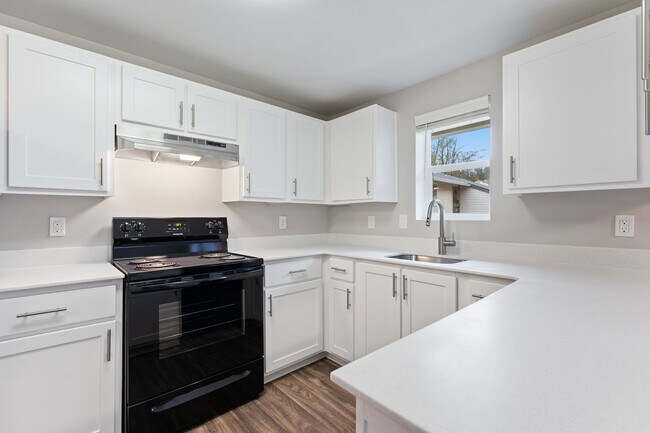 Building Photo - Come Home To An Amazing View! Remodeled Tw...