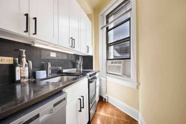 Building Photo - 63 E Cedar St