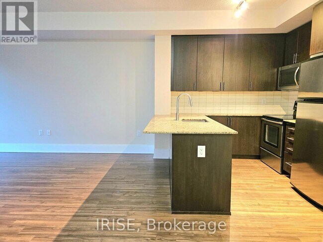 Photo du bâtiment - 560-560 Front St W