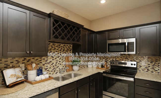 Building Photo - Eagle Creek Townhomes — Freshly Updated & Move-In Ready