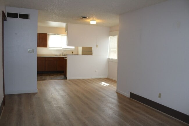 Building Photo - 411 E Plum St