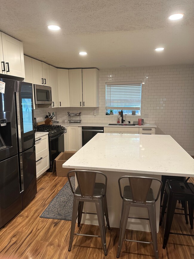 Building Photo - 955 Acorn Dr