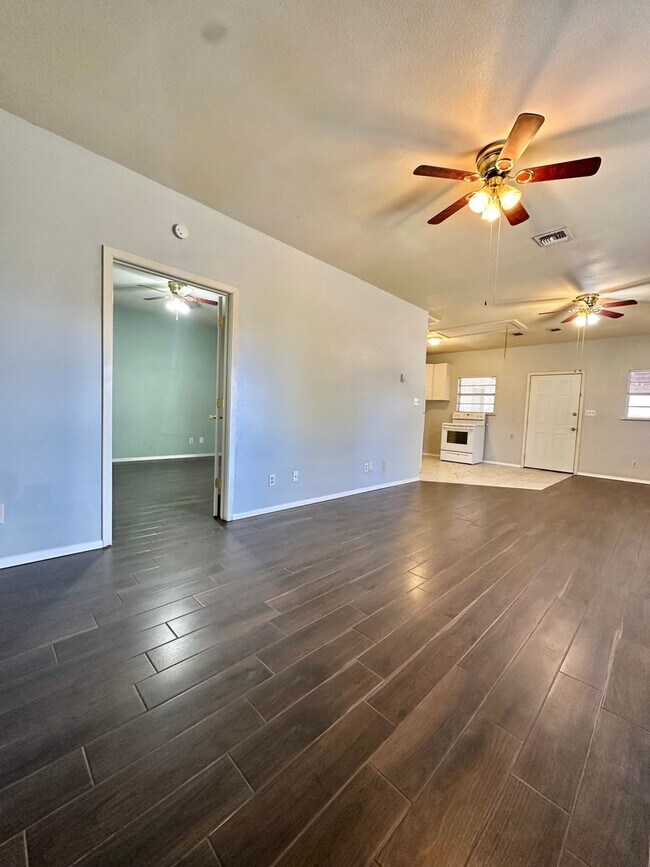 Foto del edificio - COMING SOON - Spacious 1-Bedroom Detached Apartment! *ALL UTILITIES INCLUDED*