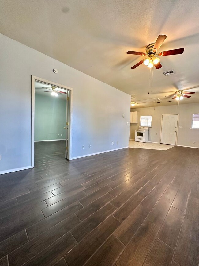 Building Photo - Spacious 1-Bedroom Apartment Available to ...