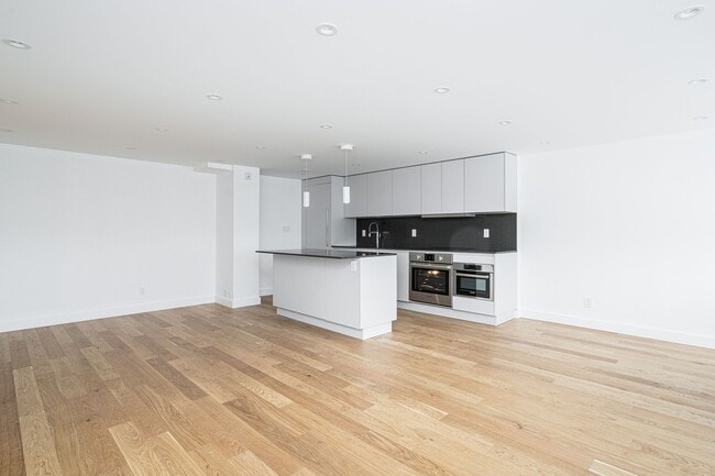 Building Photo - 150 The Donway W