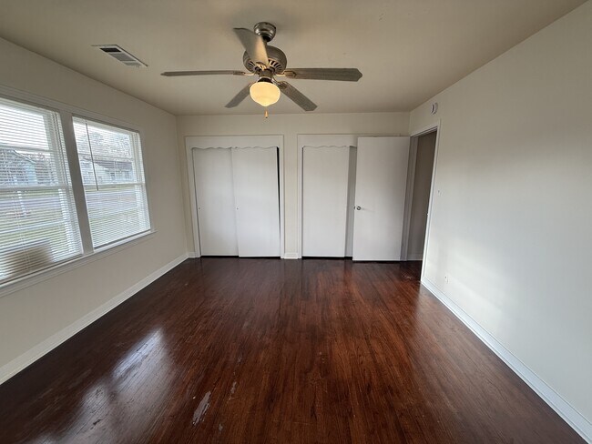 Foto del edificio - 4010 Harding Dr