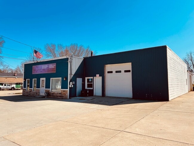 Building Photo - 950 E Bridge St