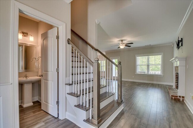 Foto del edificio - 323 Colonnades Dr