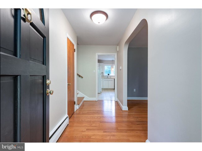 Building Photo - 18 Robins Ln