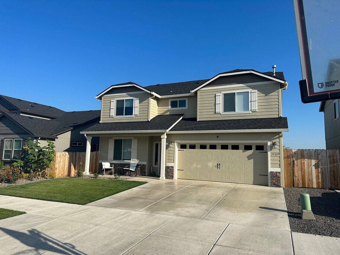 Primary Photo - 3589 Carnelian St