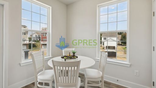 Foto del edificio - Upscale 3BR Townhome with Study, 2-Car Garage & Modern Finishes in McCandless Square