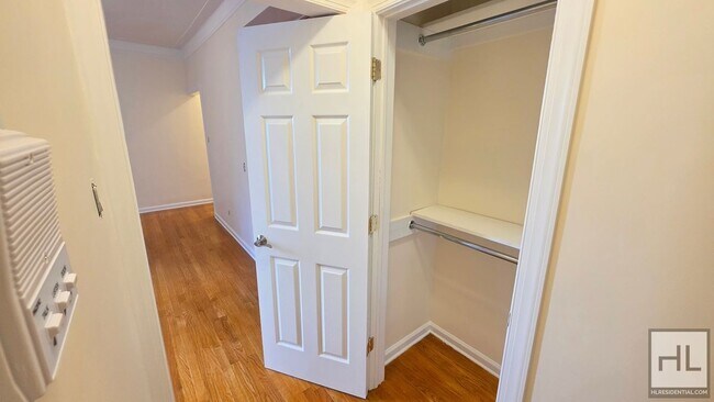 Foto del edificio - Bright 4th-Floor 1-Bed with Triple-Window Living Room in Greenwich Village