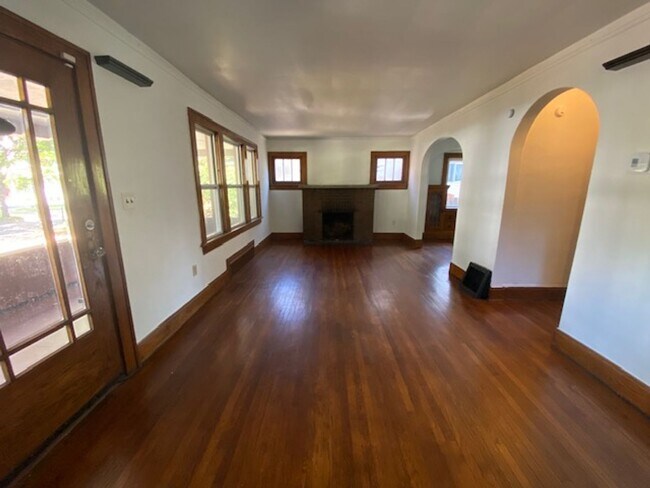 Foto del edificio - Classic 1929 Beauty—Updated Systems, Cozy ...