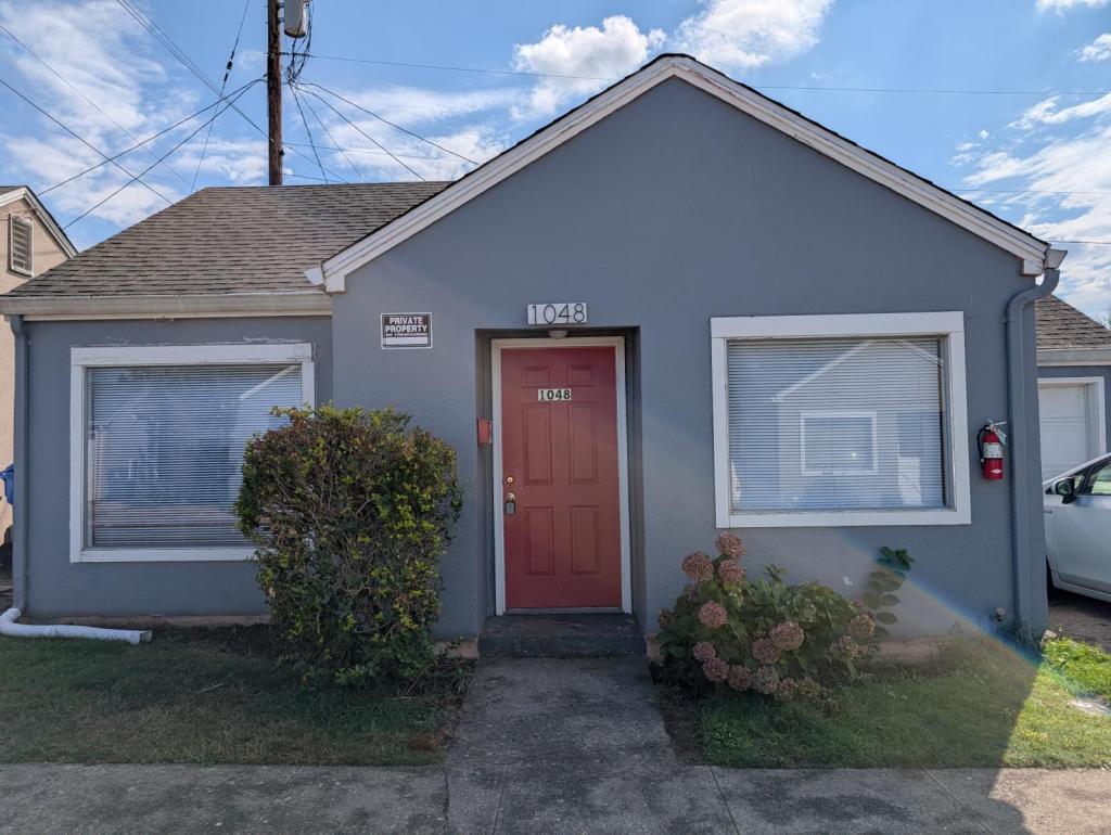 Primary Photo - 1048 Howard St SE