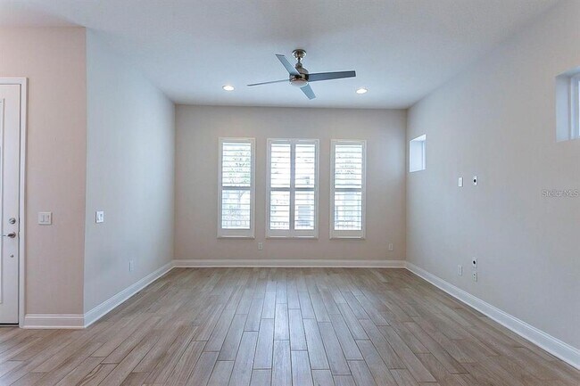 Foto del edificio - 774 Candlebrush Ln