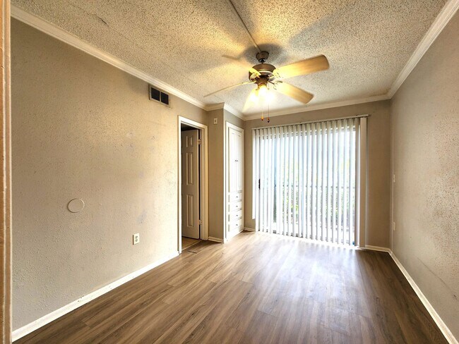 Building Photo - Ground Floor Unit; Tile/Laminate Flooring;...
