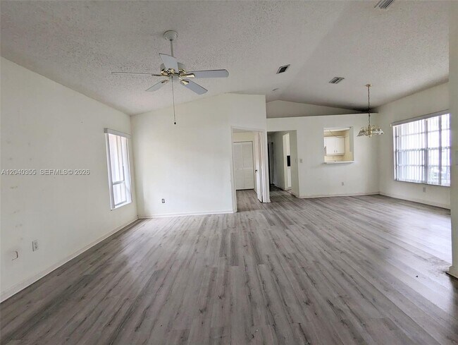 Foto del edificio - 532 SE 21st Dr