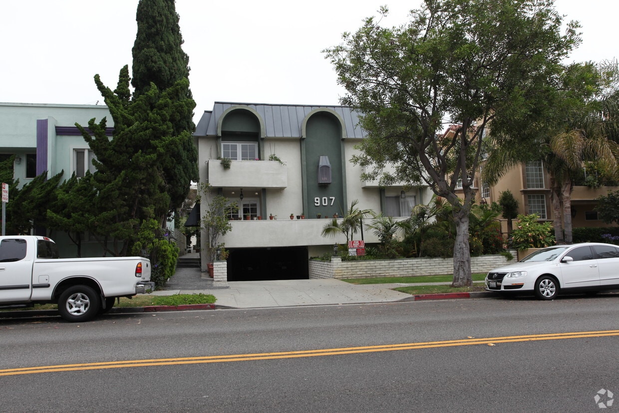 Building Photo - 907 7th St