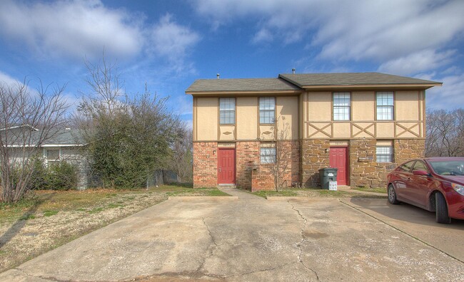 Building Photo - 215 W Sycamore St
