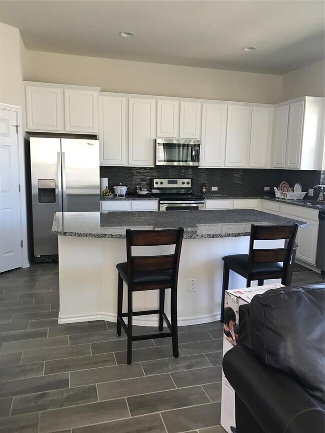 Foto del edificio - 2105 Town Centre Dr