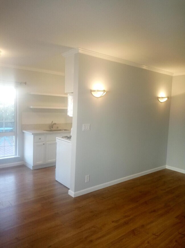 Building Photo - 1357 Edgecliffe Dr