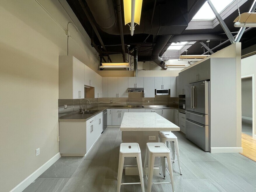41 E Main St